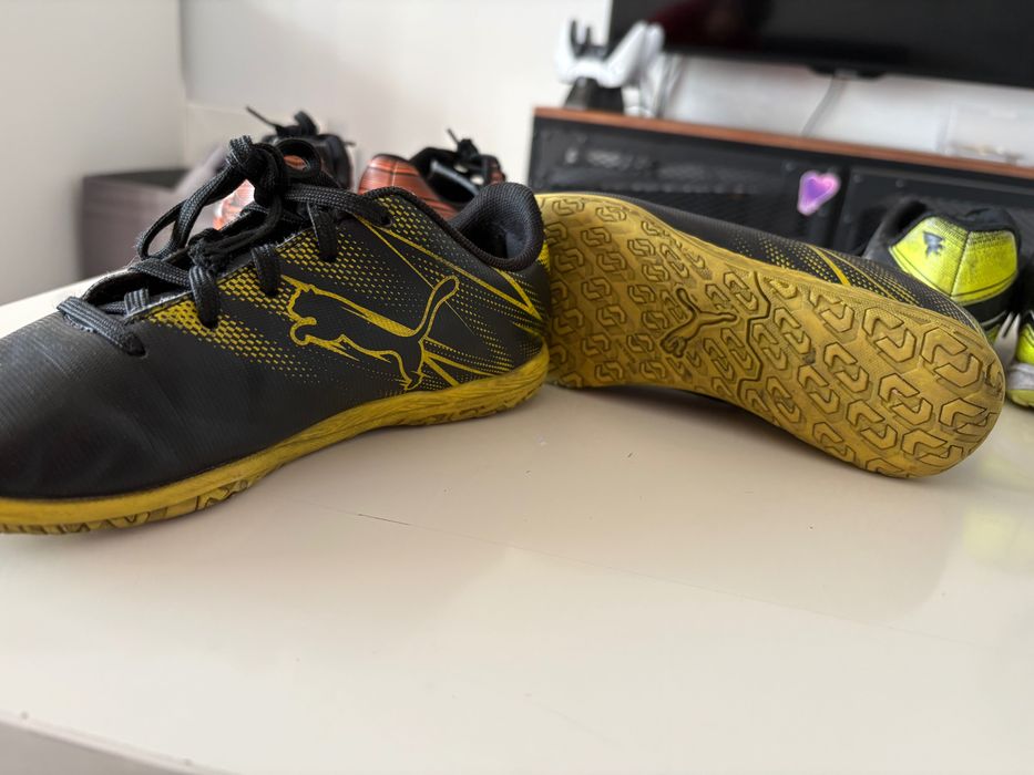 3 pares de chuteiras de futsal de criança 31/32