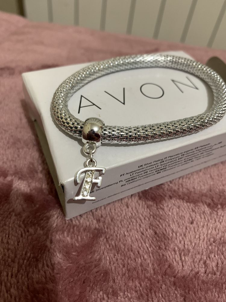 Pulseira marca AVON prateada silver plating com letra F