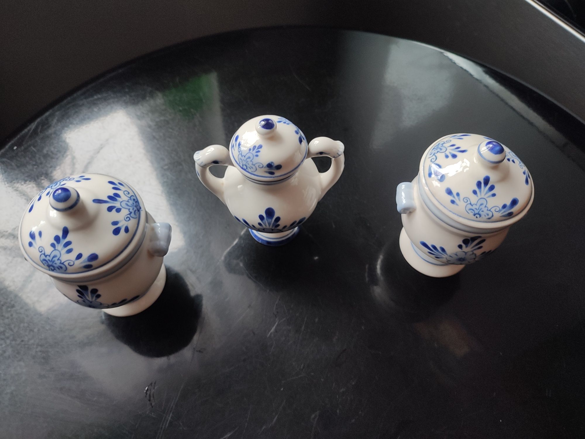 Śliczny zestaw trzech amforek porcelana Ramsel