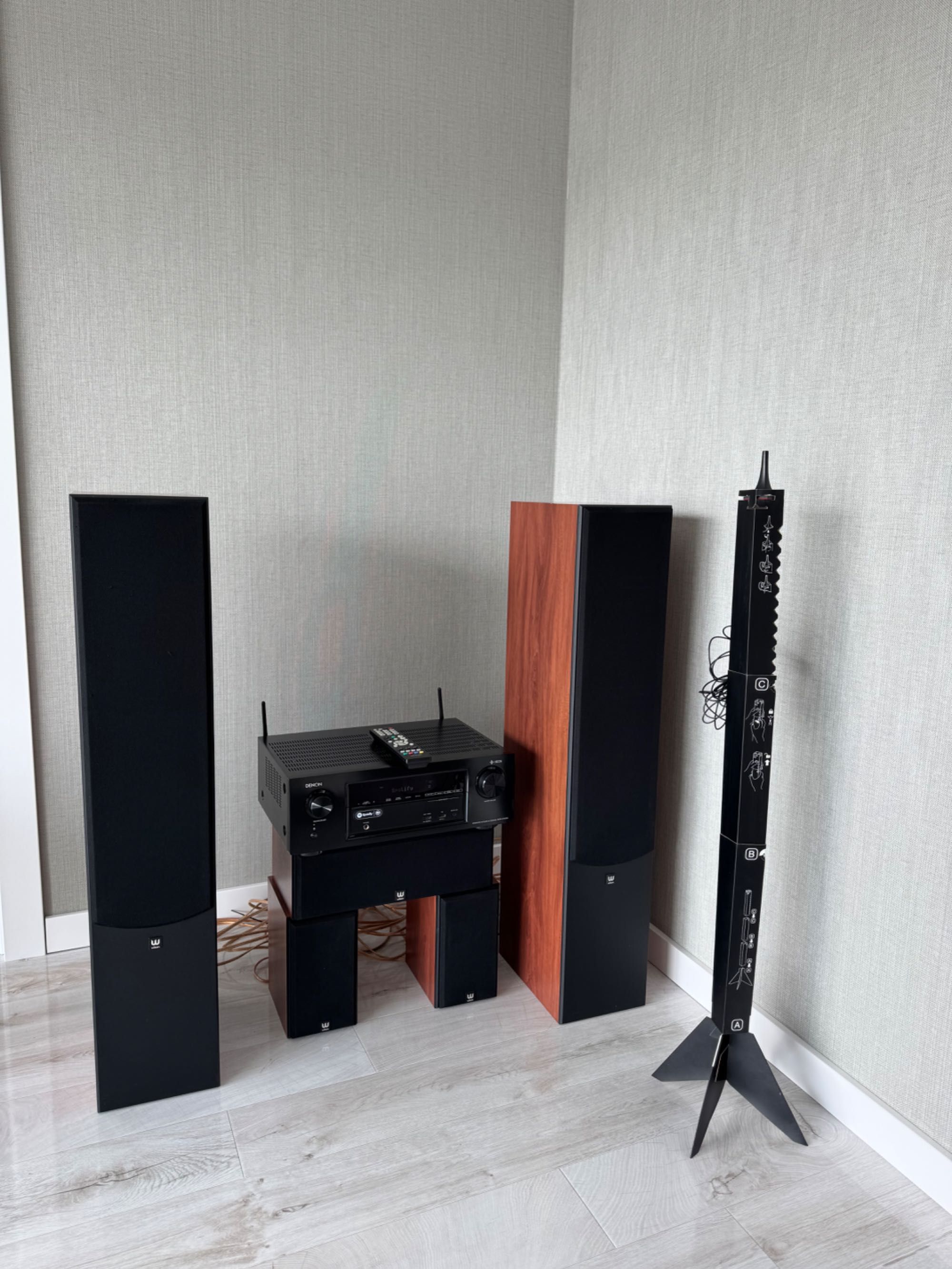 Kino domowe; amplituner DENON AVR-X1400H; głośniki wilson MoviX 5.0