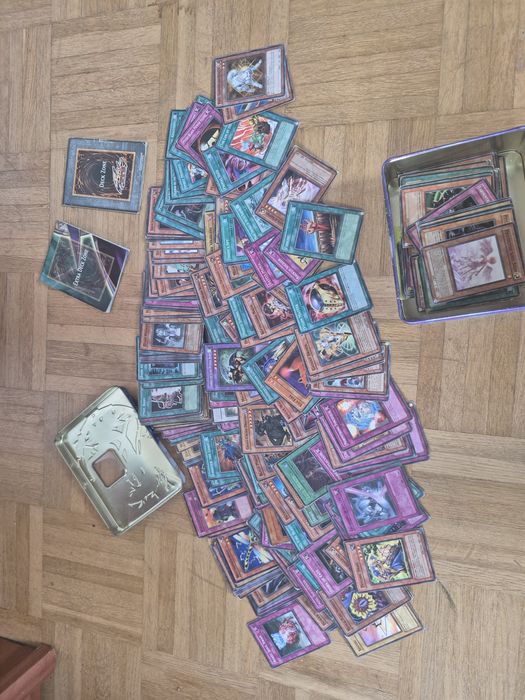 Karty Yu-gi-oh z puszką