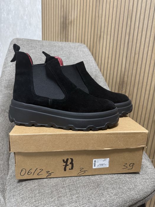 Жіночі зимові ботинки. Нові!