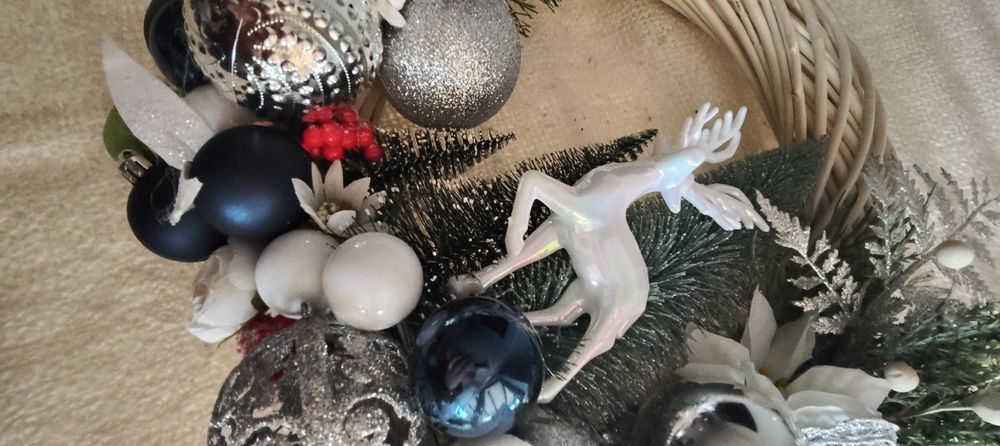 Świąteczny wianek bożonarodzeniowy – srebrno-granatowa elegancja z ren