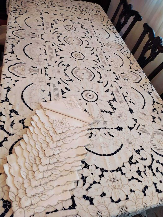 Toalha em linho Bordada com Guardanapos