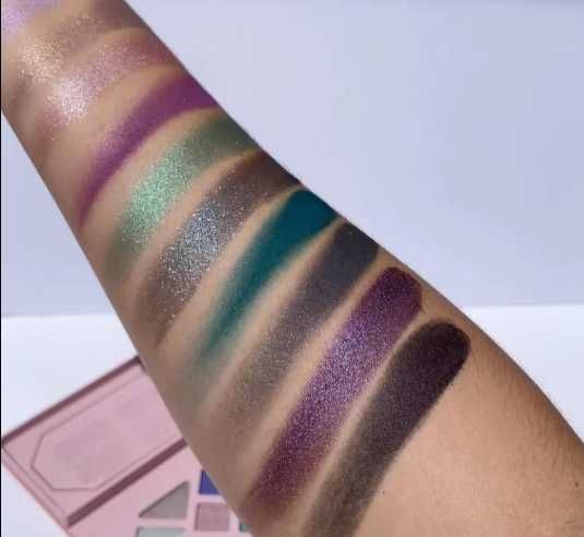 Paleta ĀTHR BEAUTY Moonlight Crystal Palette lekko używane
