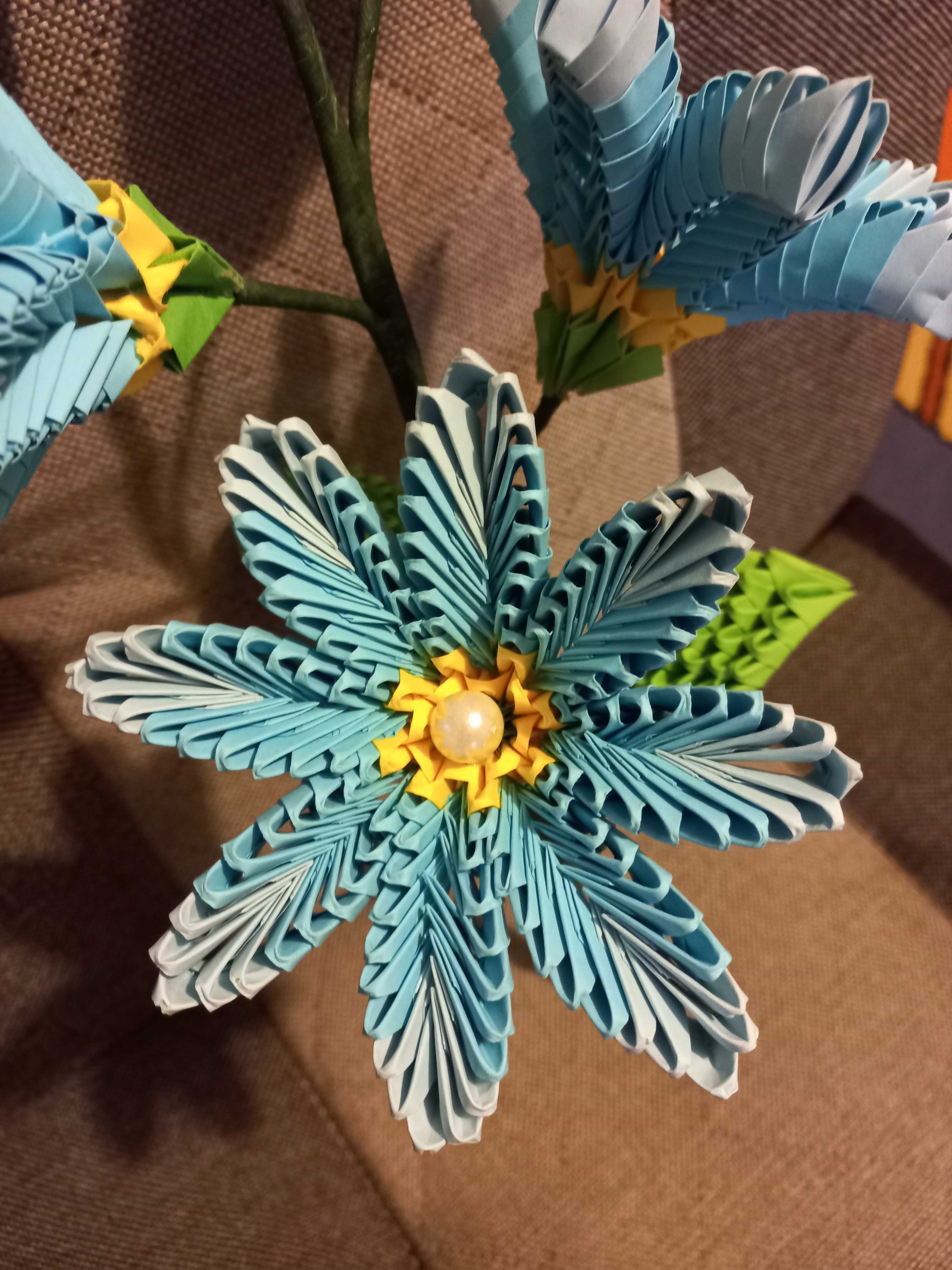 Cudny bukiet niebieskich kwiatów z perełkami (rękodzieło origami) 55cm