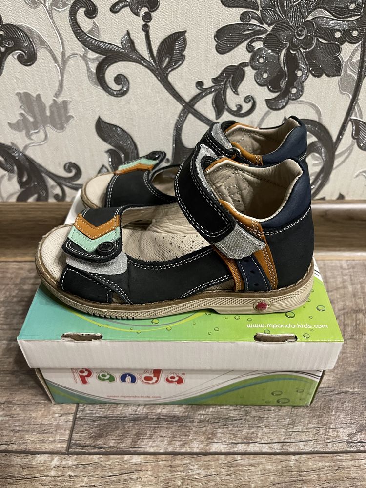 Продам детские кожаные сандали Panda