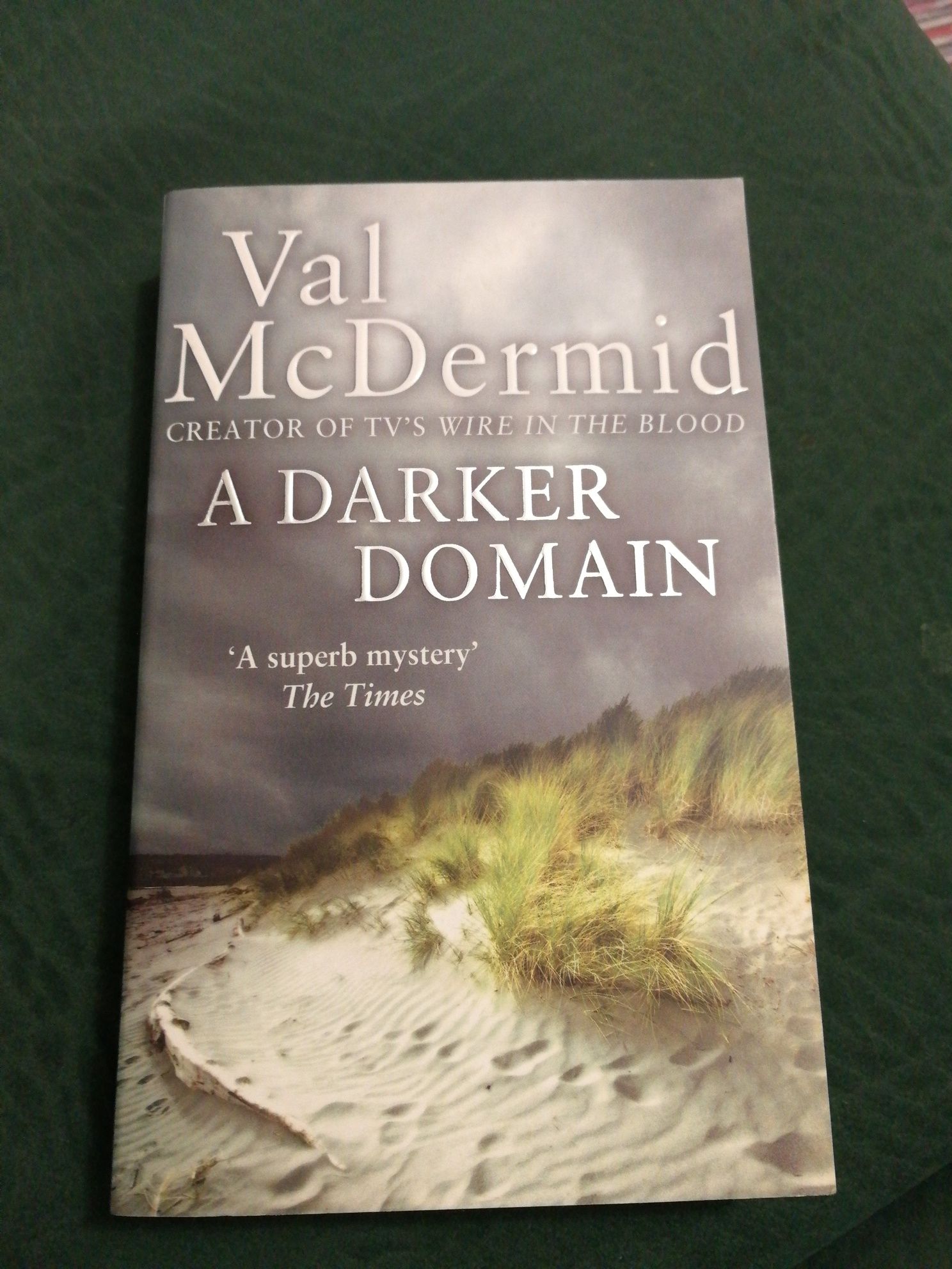 Livro "A Darker Domain" de Val McDermid