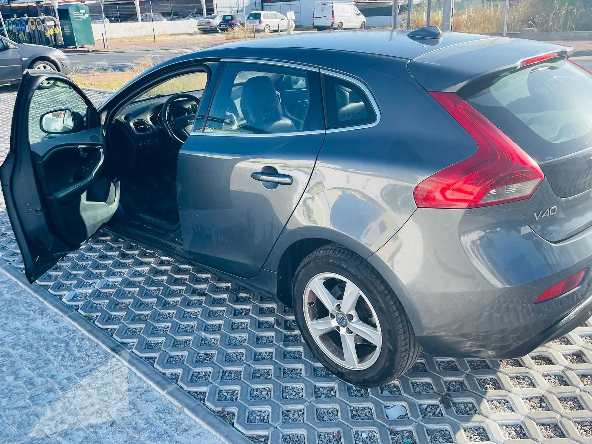 Volvo V40 1.6 Diesel GPS Câmara Sensores Estofos em Pele Económica