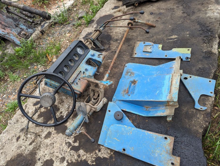 Кабіна МТЗ 80 82 щиток руль кронштейн руля обшивки Боковини МТЗ 80 82