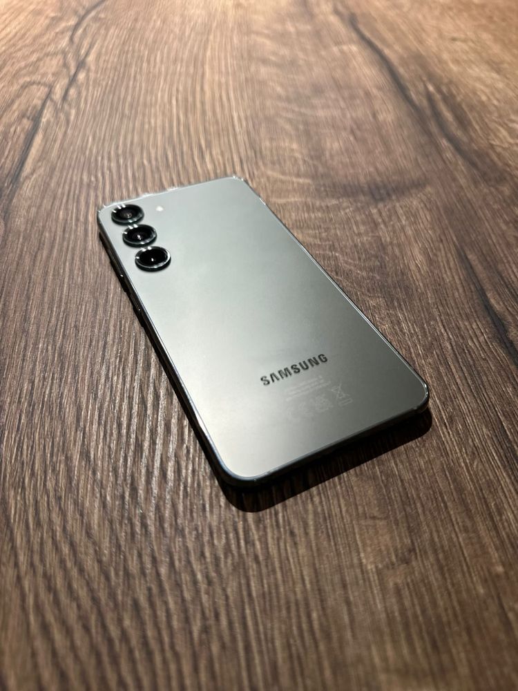 Samsung S23 / Jak nowy /
