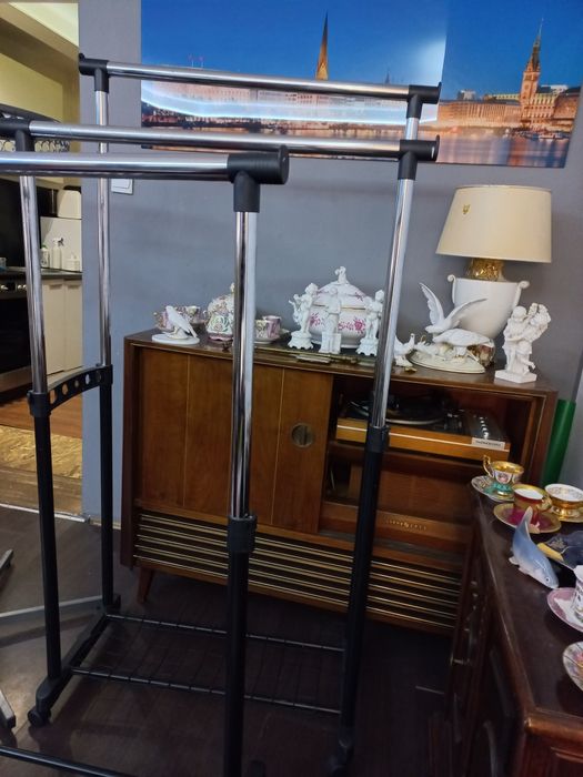 Stojaki i wieszaki scienne i stojace-Sklepowe duży zestaw-Chromowane.