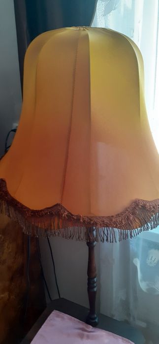 Lampa stolikowa z abażurem miodowym