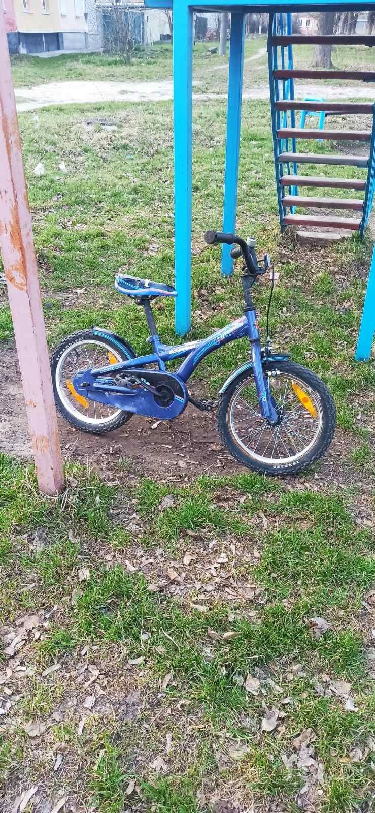 Велосипед синего цвета.