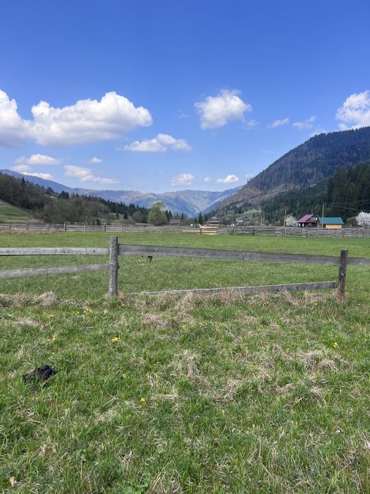 Земля в Карпатах у горах