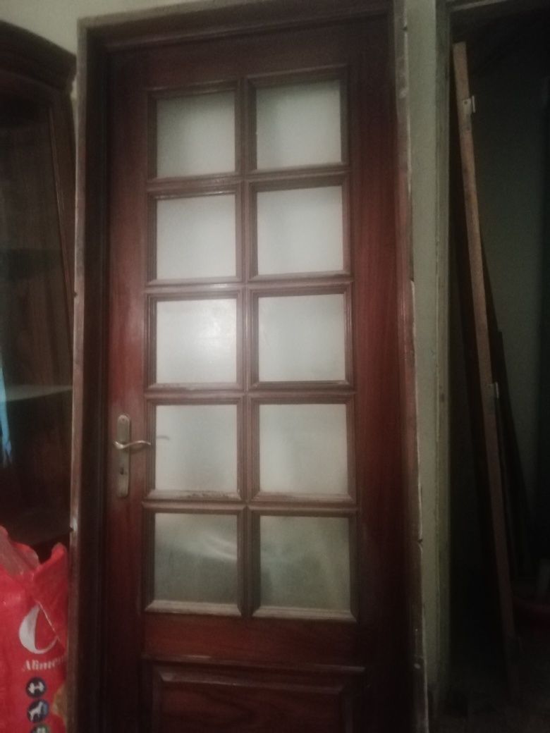 Porta de madeira maciça de 80 com aro e guarnições