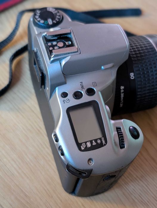 aparat analogowy Canon eos 3000n + obiektyw 28-80 mm + pasek