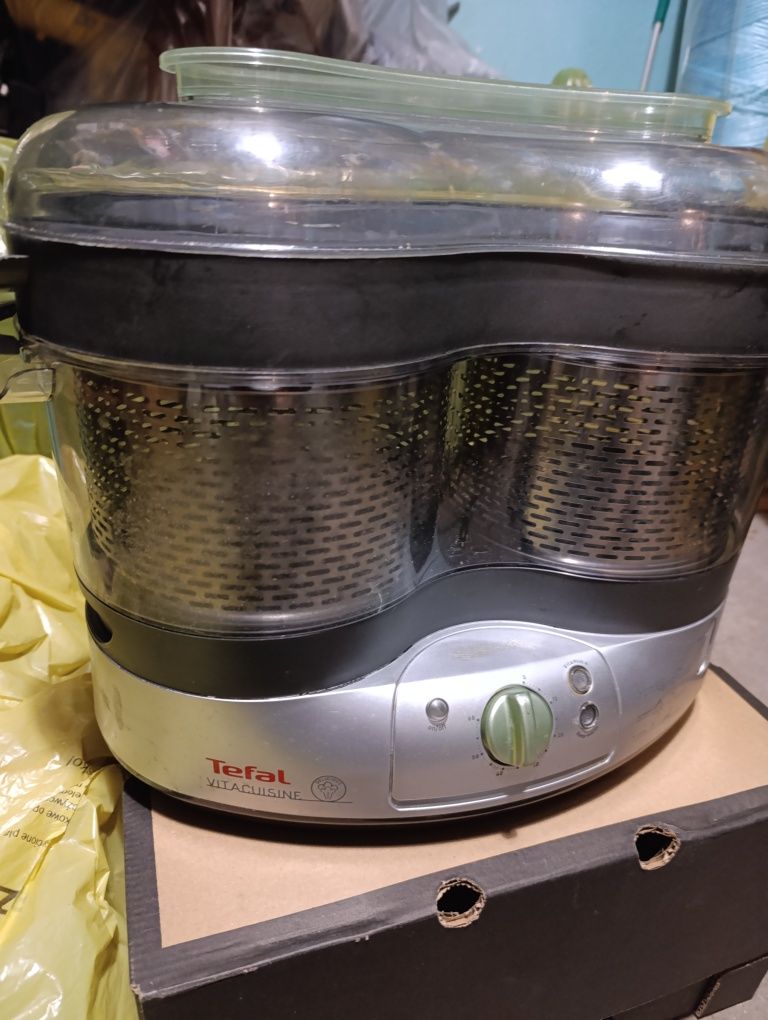 Garnek do gotowania na parze Tefal.
