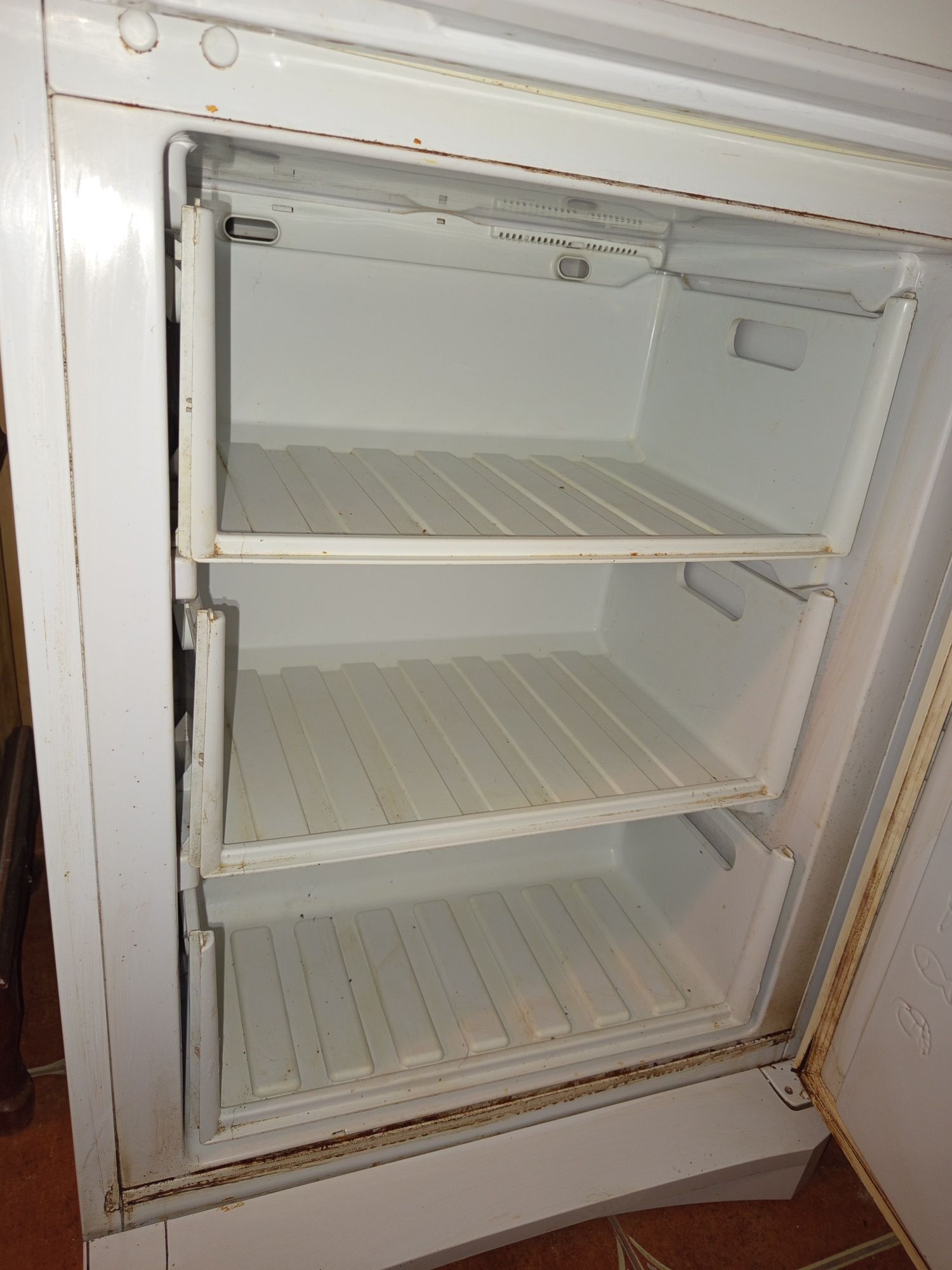 Холодильник Indesit робочий