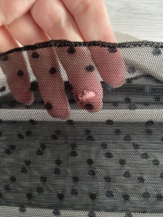 Elegancka bluzka plisowana z tiulowymi wstawkami