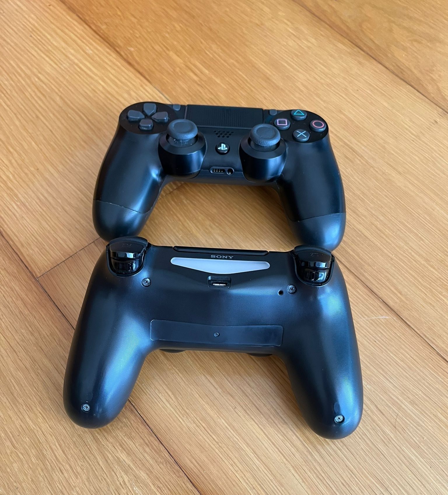 Playstation 4, 2 comandos, 4 jogos