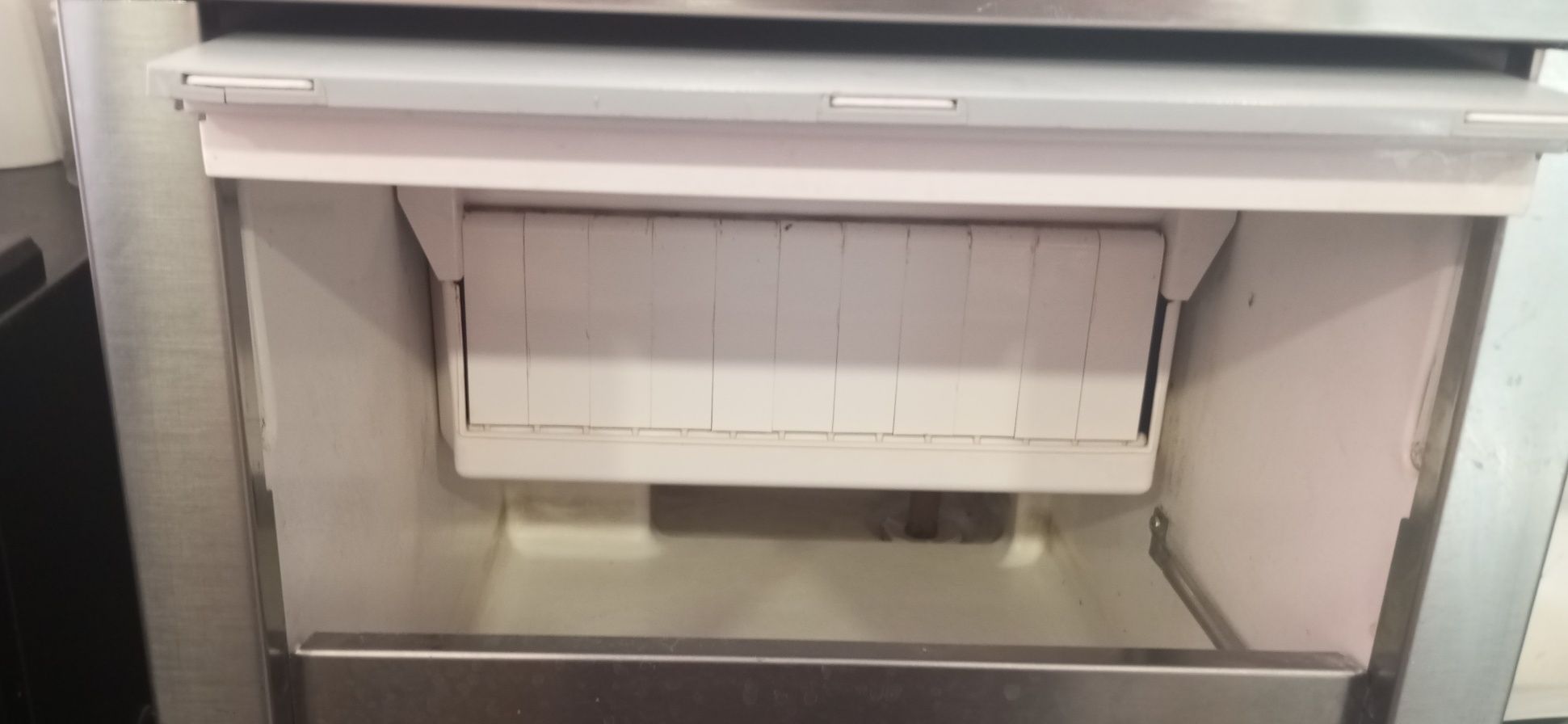 MÁQUINA PARA FABRICAR GELO EM CUBOS 25 KG/24H DEPÓSITO 6 KG Magnus
