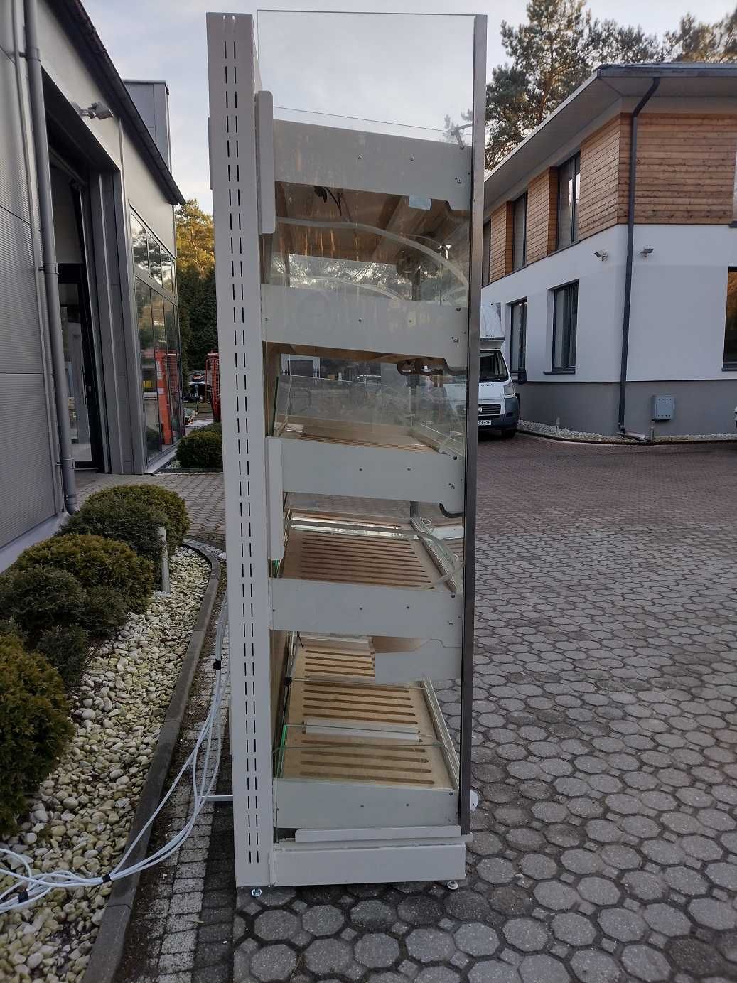 Regał piekarniczy, chlebak i inne urządzenia.