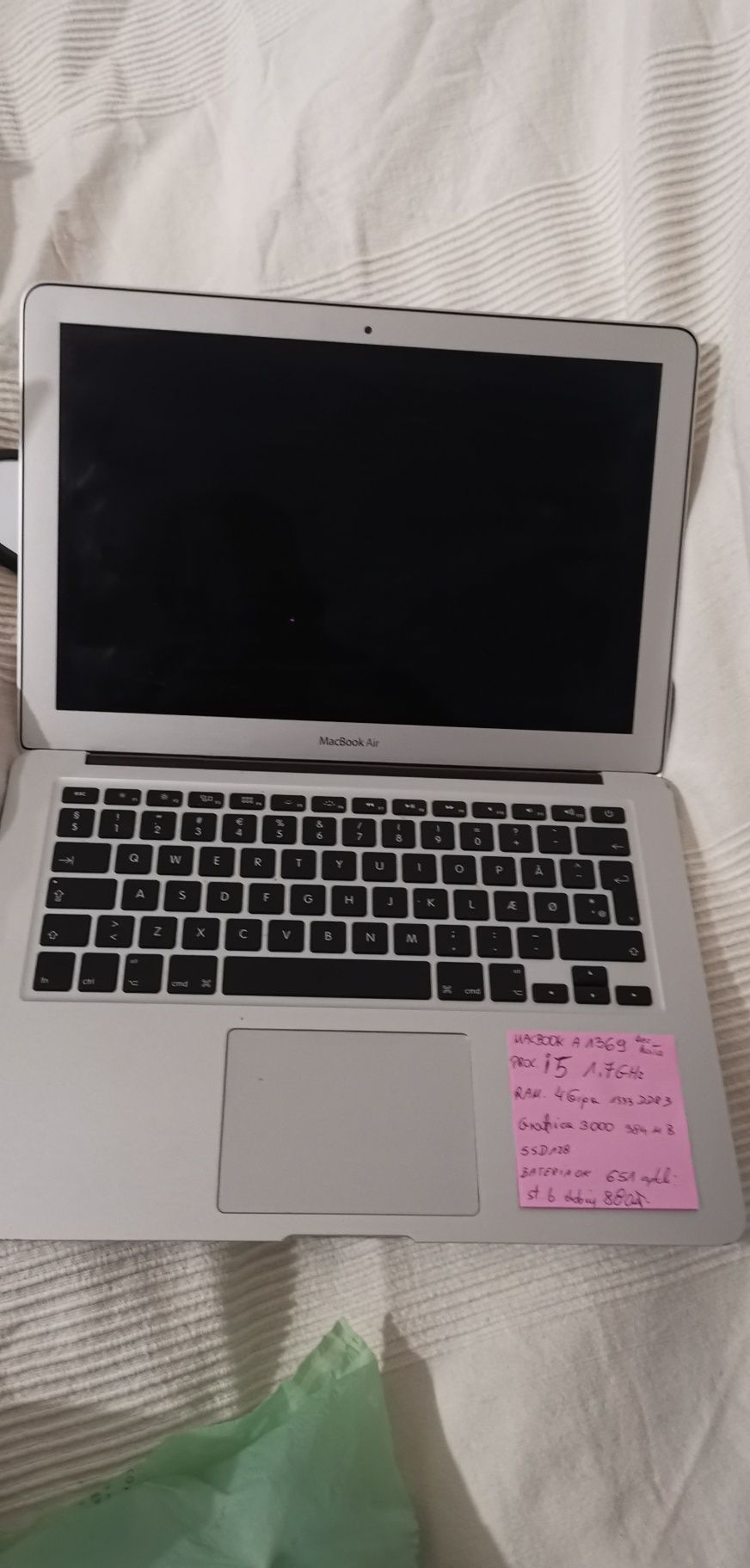 Macbook 1466. I5 4g ram ssd128