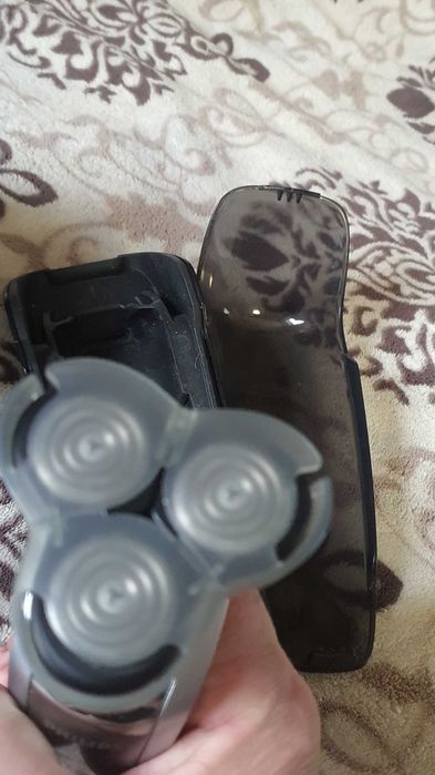 Отличную электро бритву Philips в комплекте недорого.