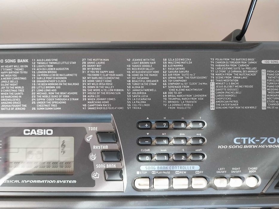 Teclado Casio CTK-700 com 100 ritmos, 100 sons e 100 musicas