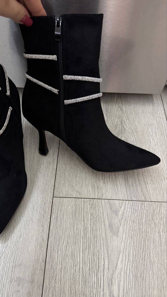 Botki na szpilce czarne r.39.Nowe.