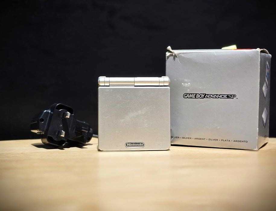 Oryginał konsola nintendo game boy advance SP srebrna z pudełkiem UK