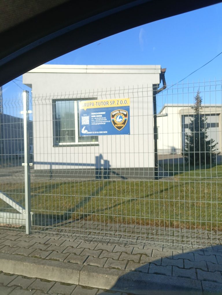 Zajmuje się pracami ogrodniczymi