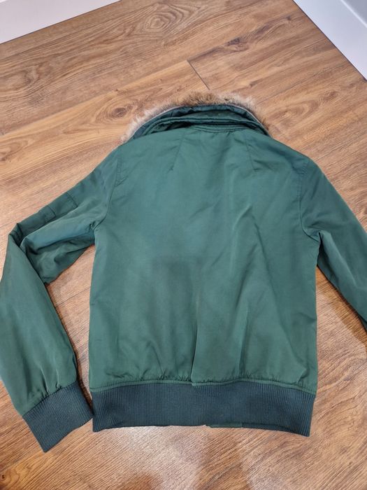 Зелена куртка -бомбер  від Zara з імітацією хутра на комірі.
Це зелена