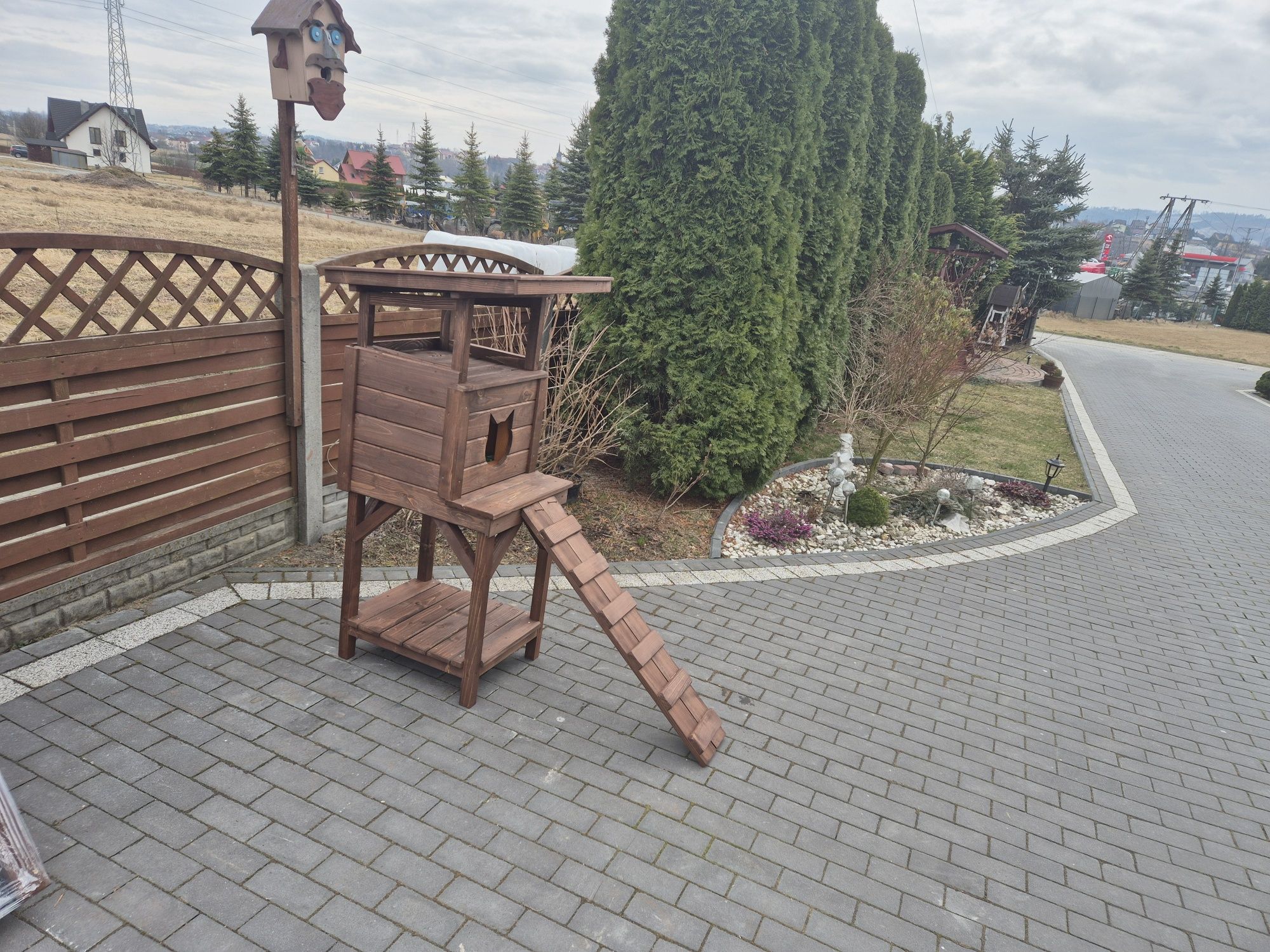 Buda dla kota z podestem
