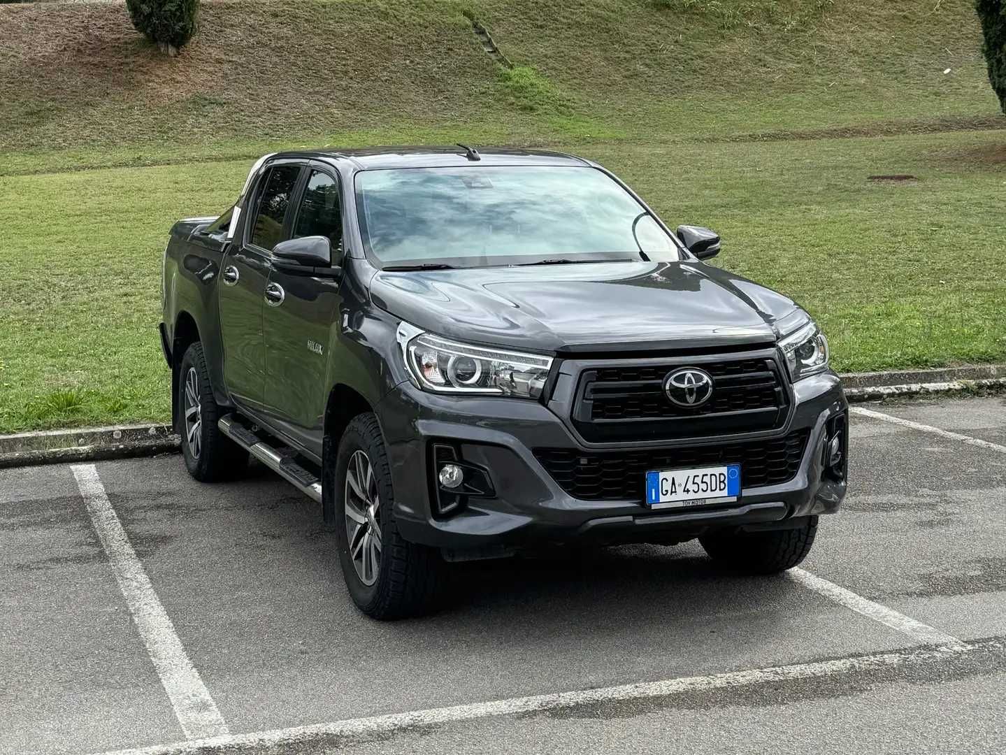 Разборка Toyota Hilux б/у запчастини бампер