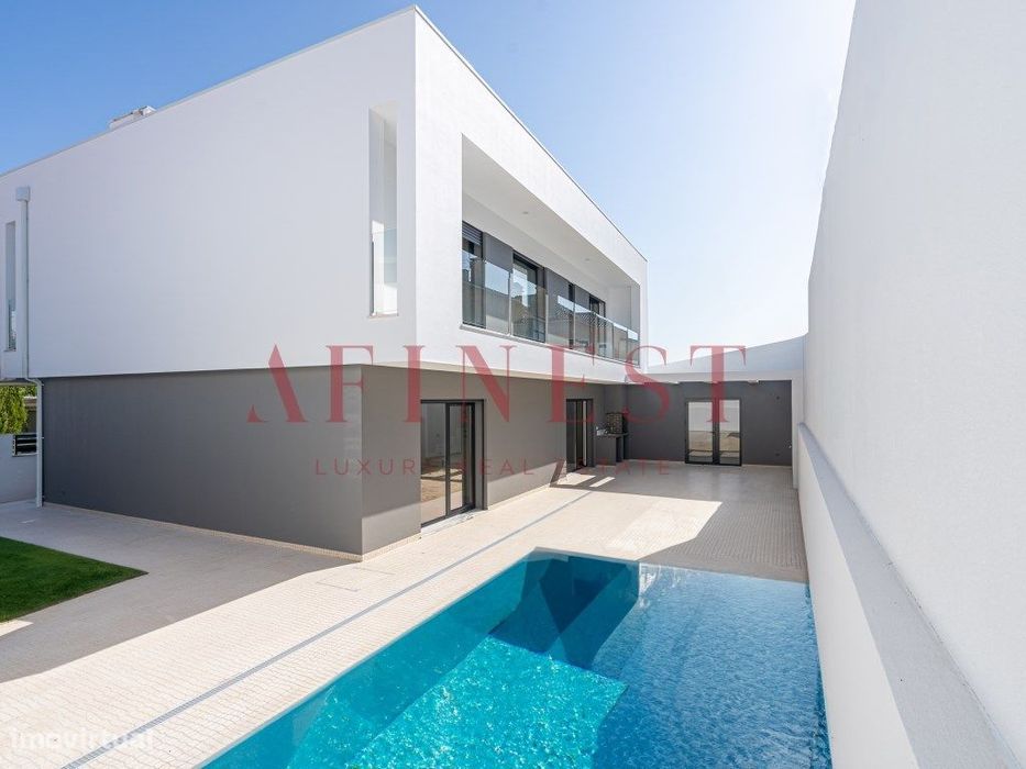 Moradia T4 Em Foros Da Amora / Seixal