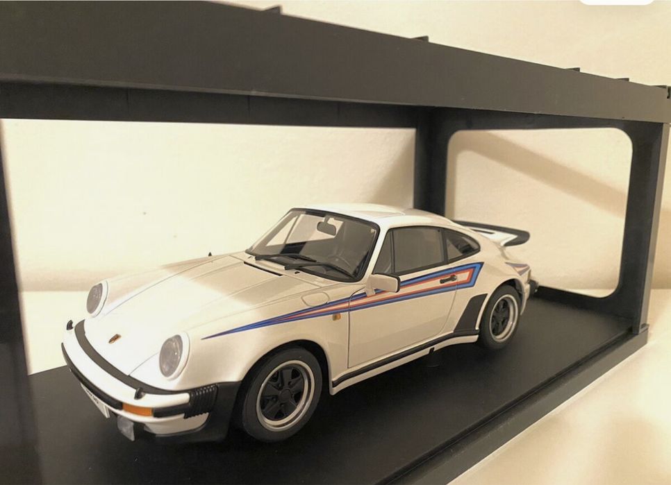 Модель Autoart 1/18  PORSCHE 911 930 Turbo