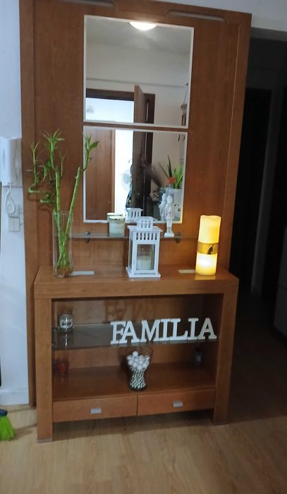 Móvel de entrada com prateleiras em vidro