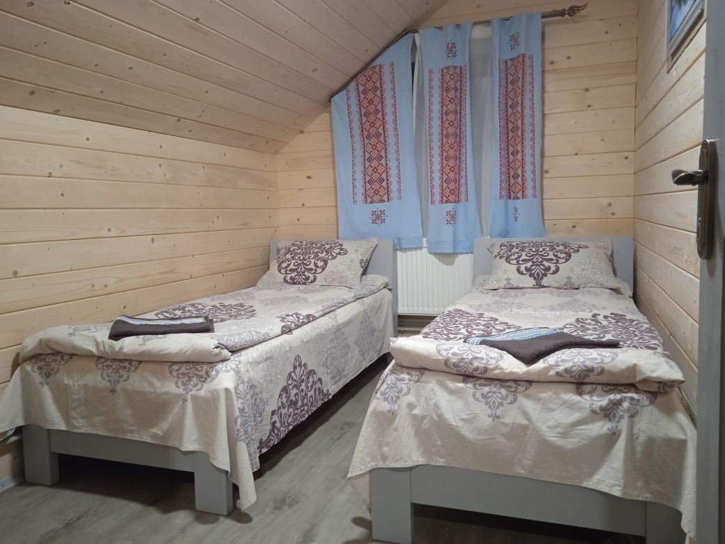 Новобудова, будинок поряд з горами та лісом