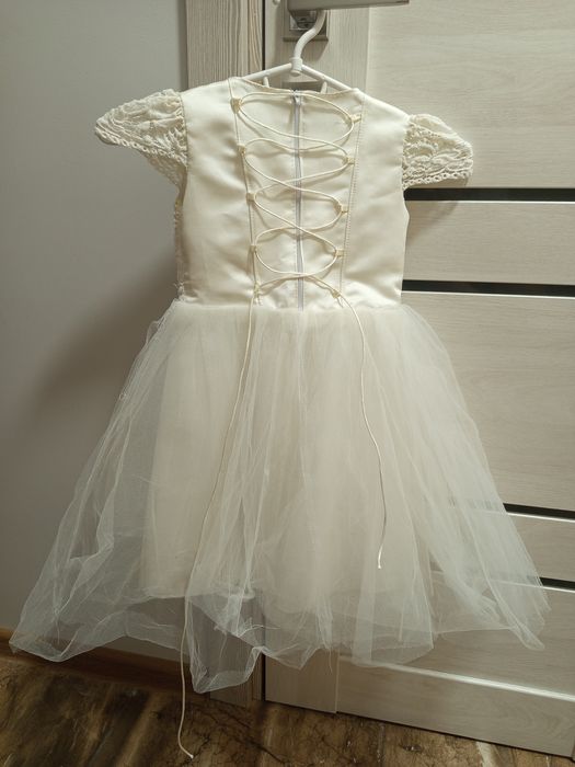 Сукня біла, святкова, сніжинка на дівчинку