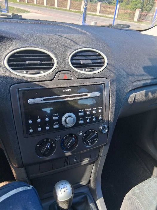 Ford focus.  2005r.