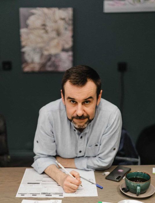 Логотерапевт (сенси/цінності/мета), психотерапевт, кризовий психолог