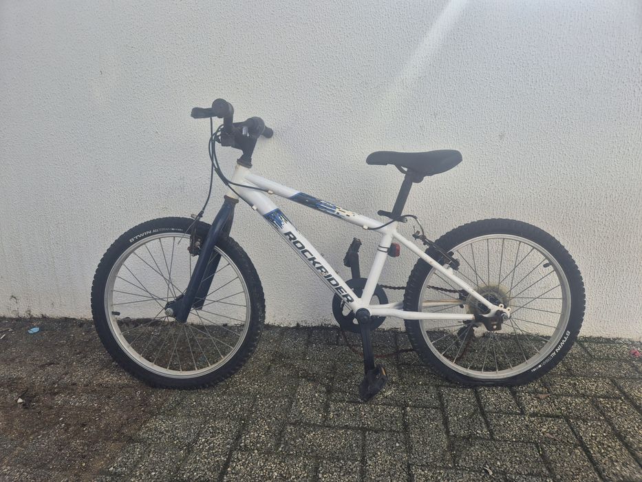 Duas bicicletas usadas