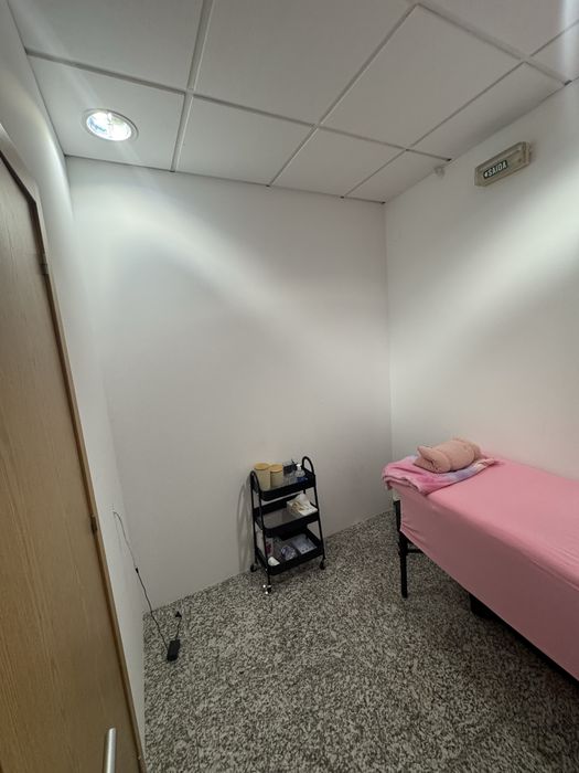 ALUGO  GABINETE ALMADA / MESA PARA MANICURE