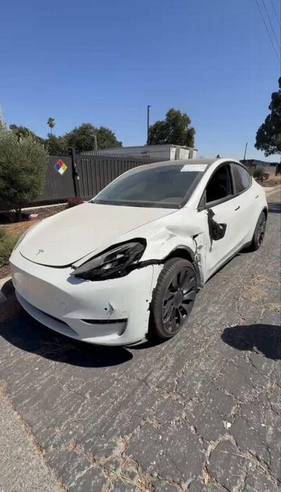 Tesla model Y 82kw dual motor Perfomance