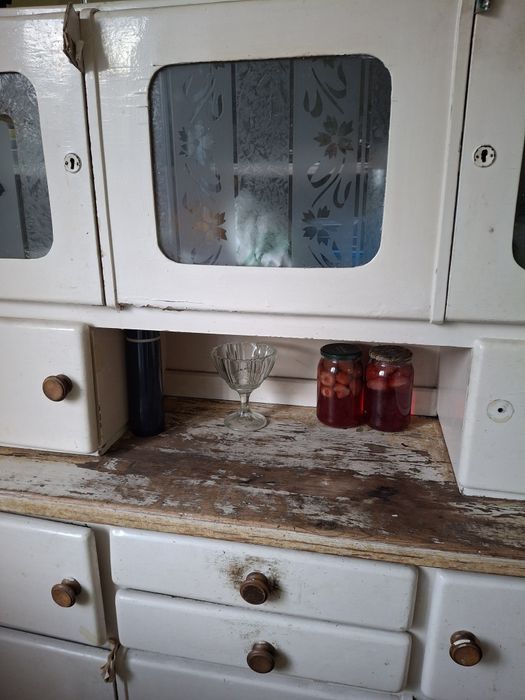 Biały kredens lata 50