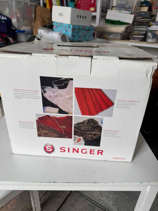 Máquina de costura overlock SINGER 14SH754