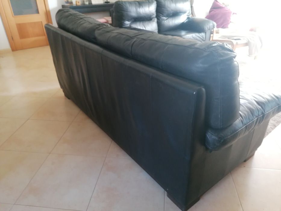 Sofá preto em pele de 2 e 3 lugares