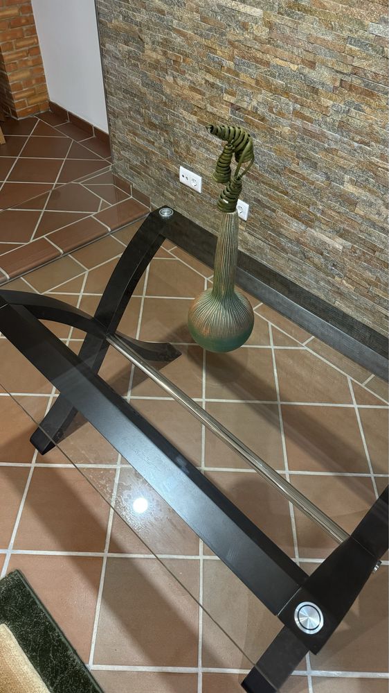 Mesa de jantar sem cadeiras